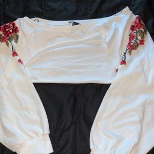 Cropped shoulder sweater w rose embroidery